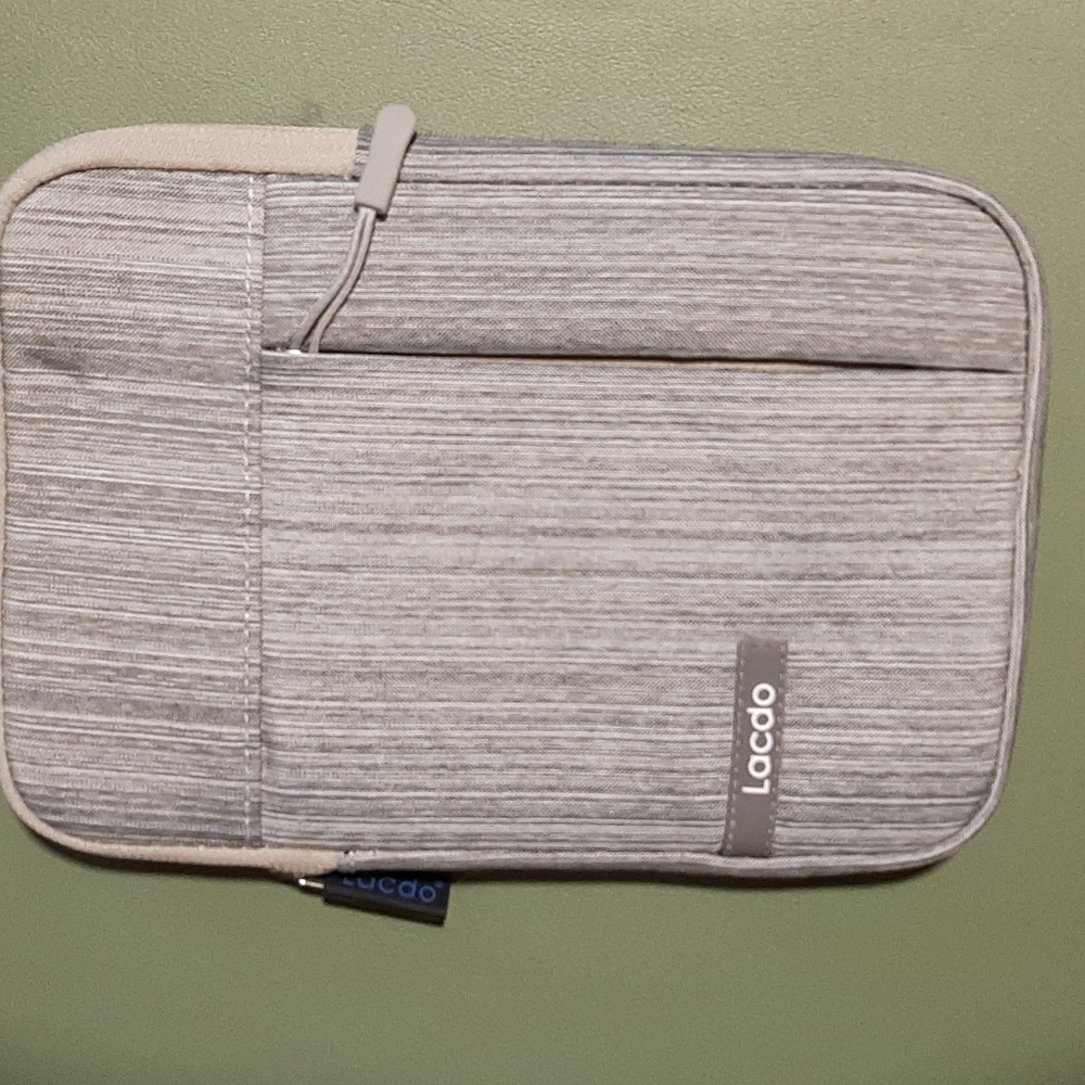 Tablet case. NWOT. 6 x 9 inch